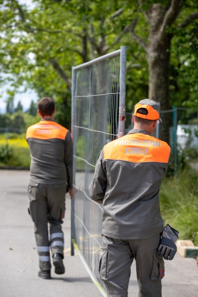 deux astreints mettent en place une barrière