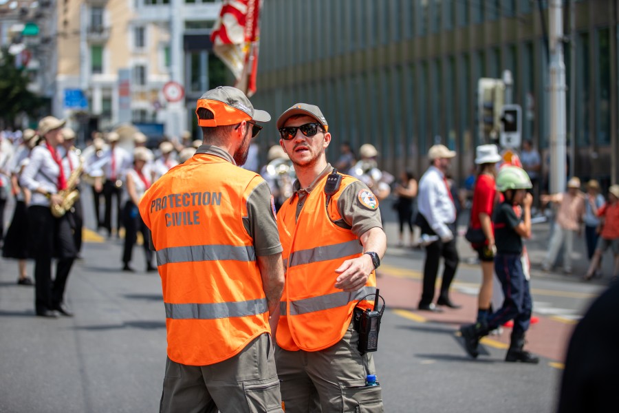 Astreints devant le défilé