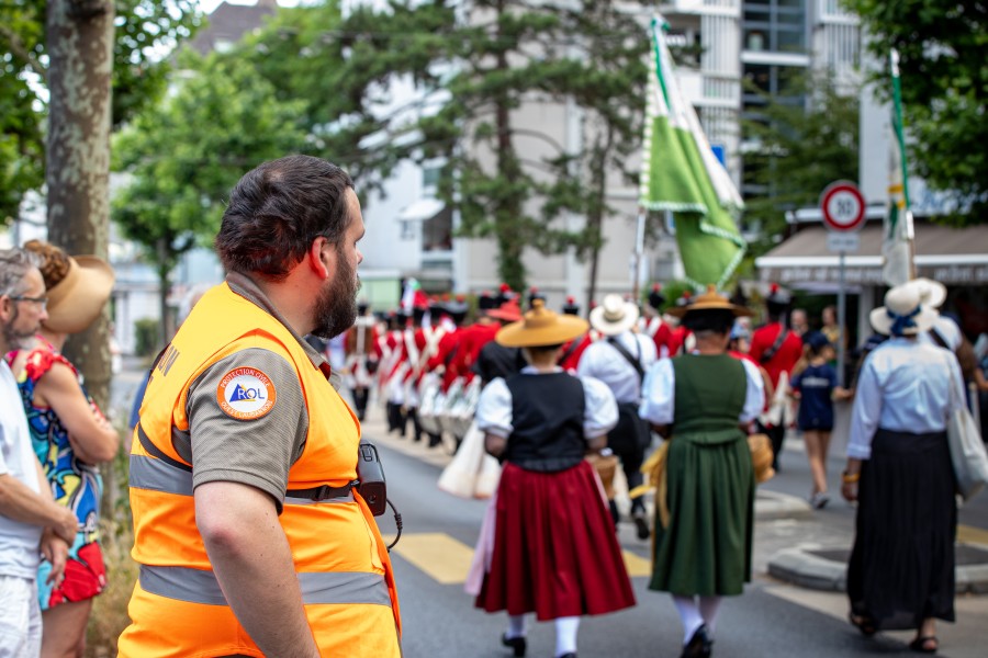 Un astreint qui suit le défilé