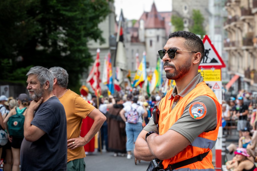 Un astreint qui suit le défilé