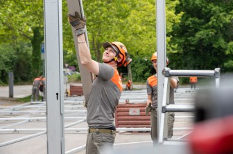 Des miliciens en plein montage d'une structure pour la FFG ©️SSCM/Dimitri Gusarov