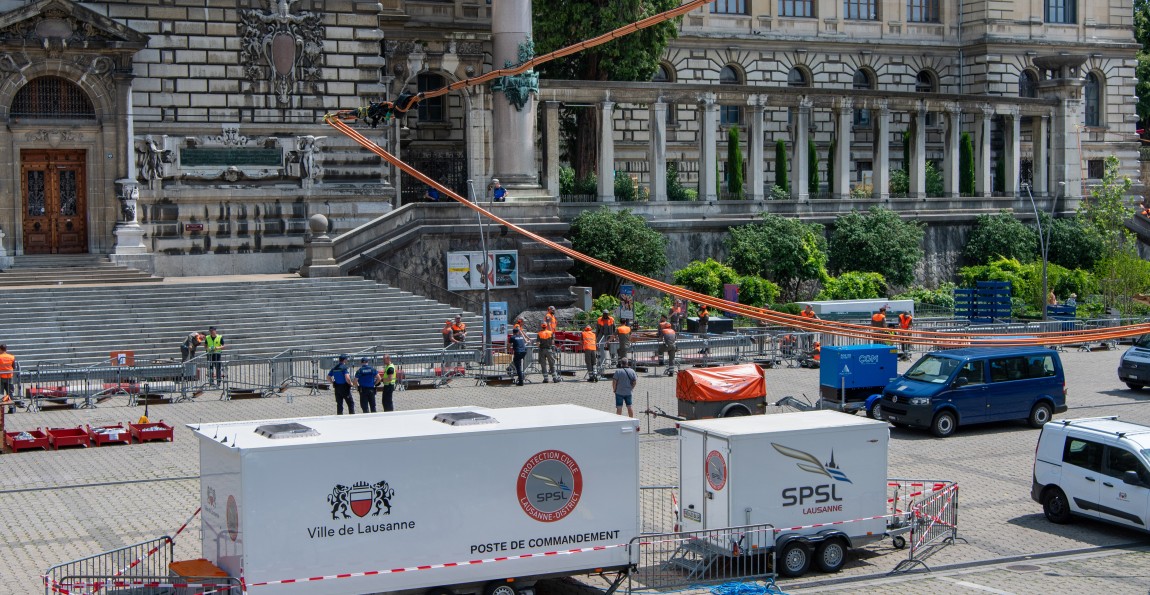 Montage des barrières de sécurité dans le cadre des manifestations du Centenaire du Traité de Lausanne en juillet dernier. © Mathilde Imesch – Ville de Lausanne